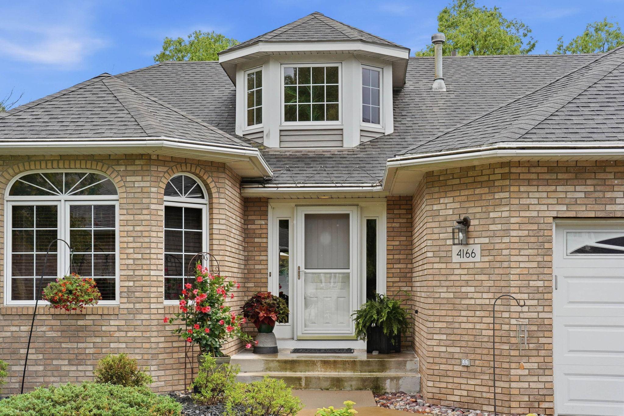 4166 Thornhill LN, Vadnais Heights, MN 55127