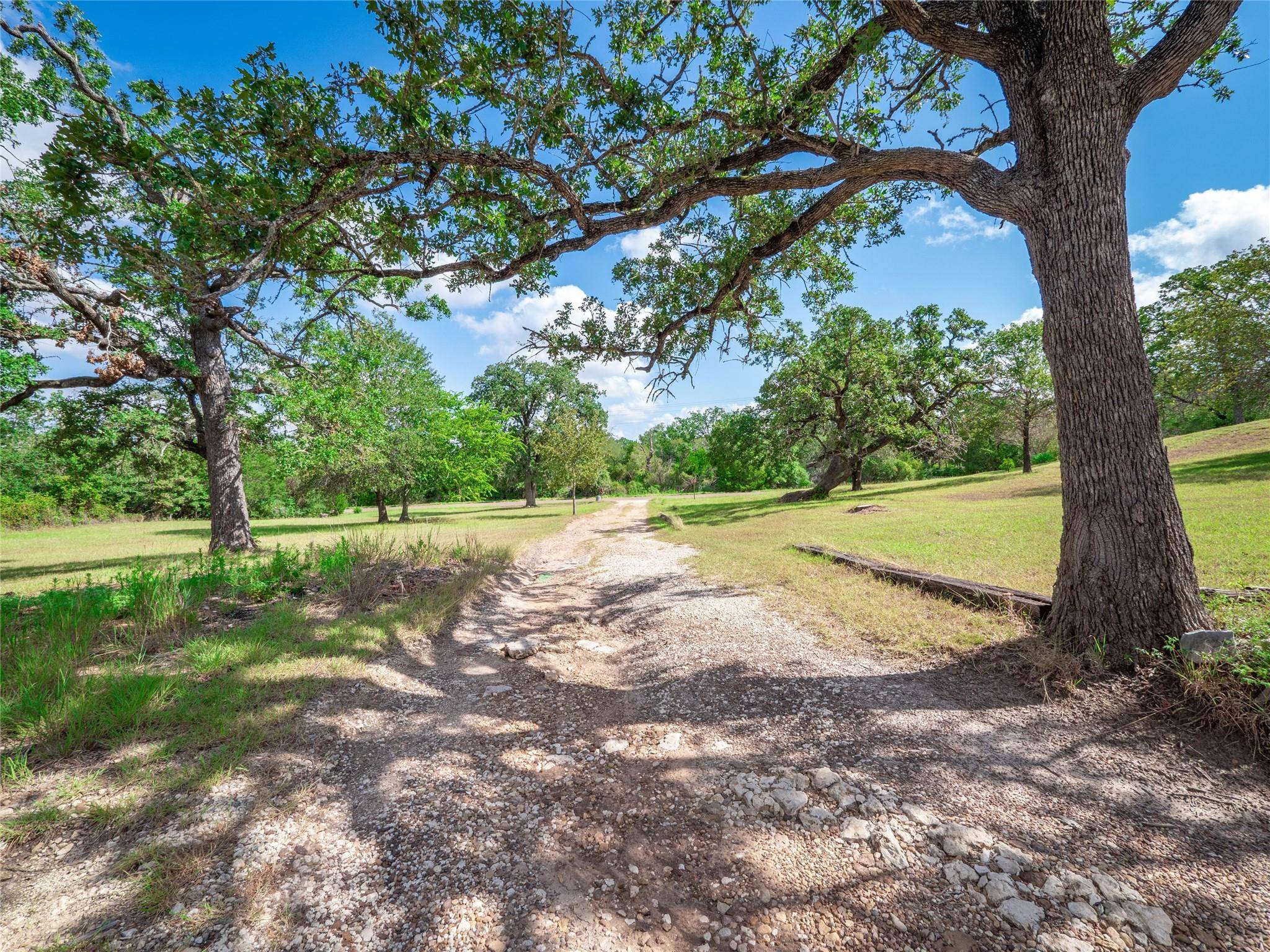 499 Hidden Oaks DR, Elgin, TX 78621