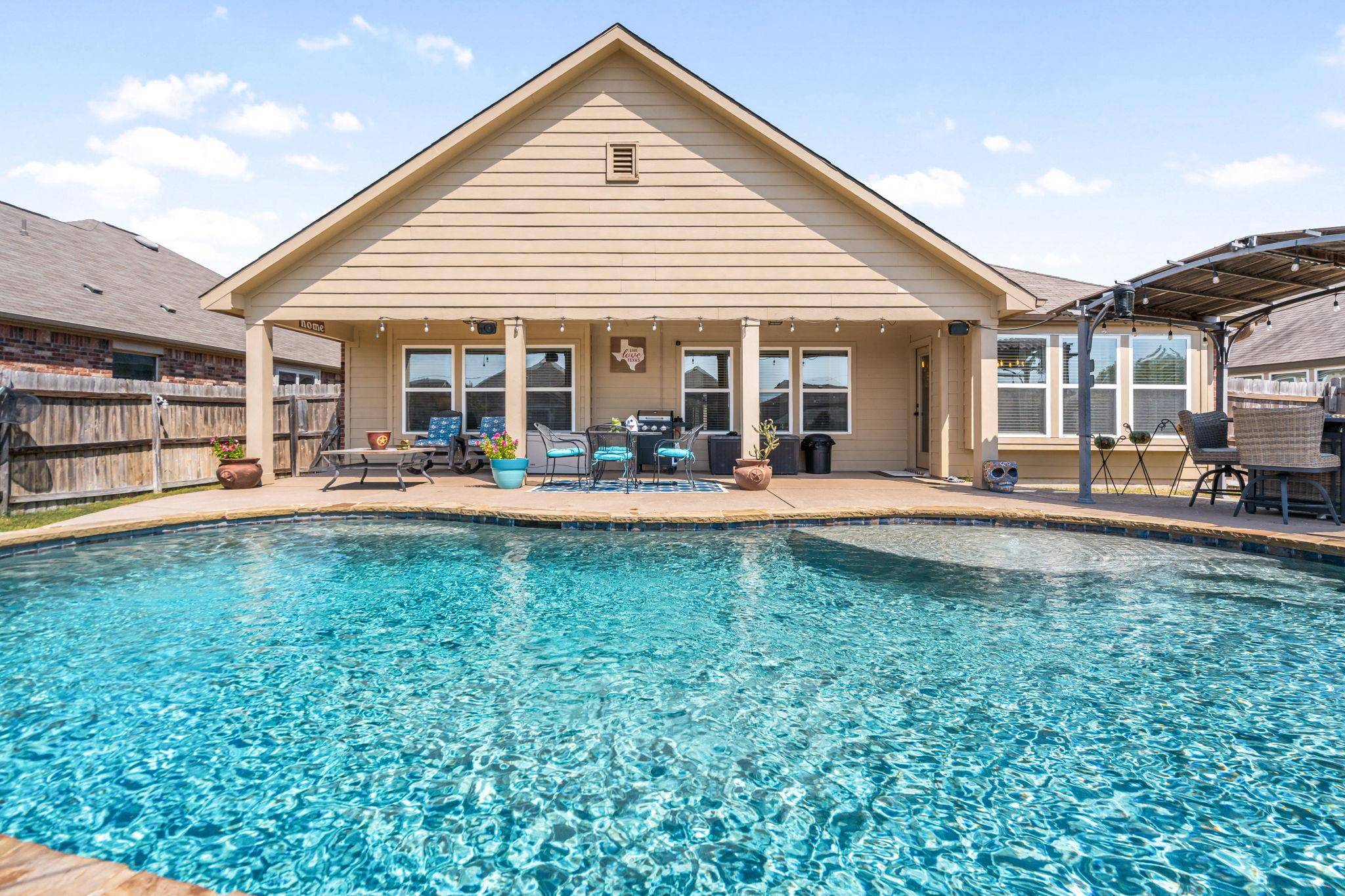 111 Plantain DR, Hutto, TX 78634