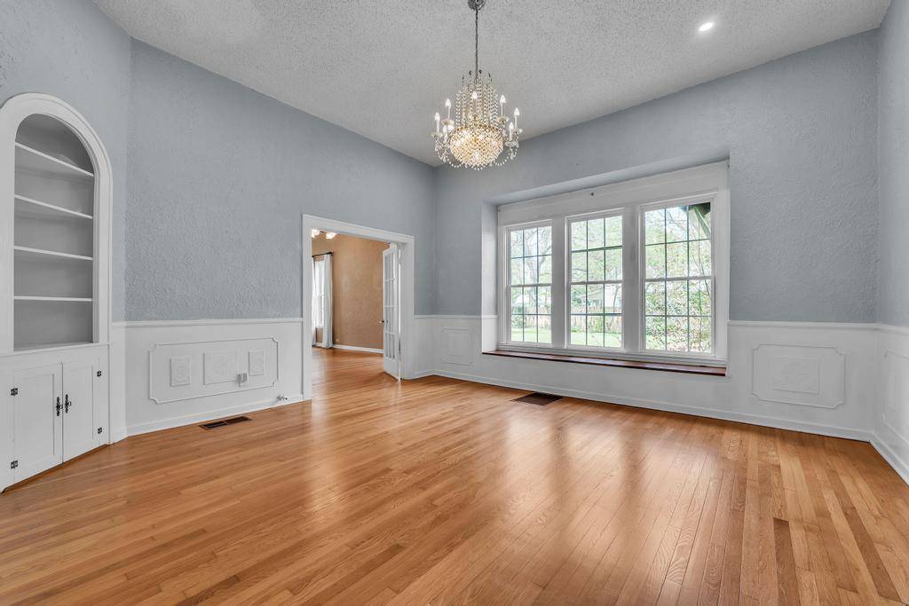 300 Mills ST, Smithville, TX 78957