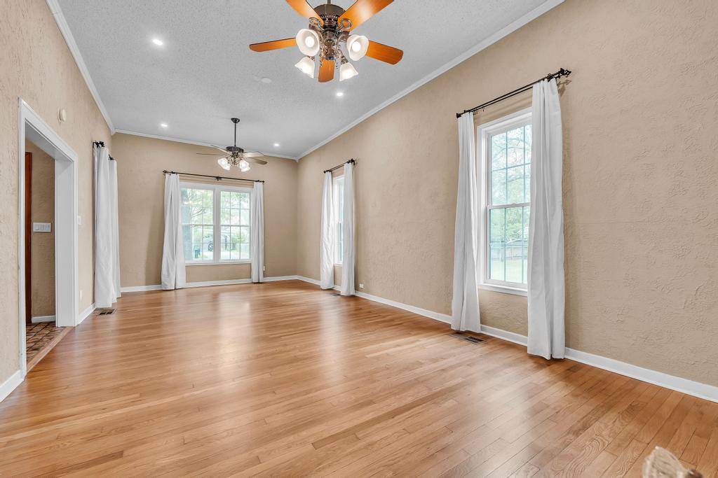 300 Mills ST, Smithville, TX 78957