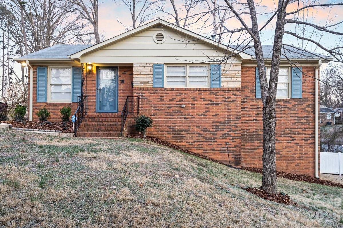 1717 Woodvalley DR, Charlotte, NC 28216