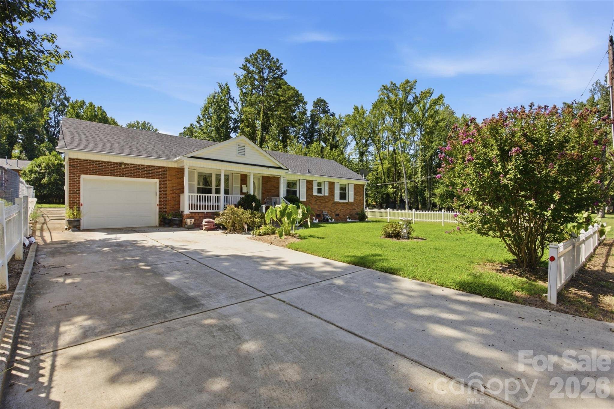 5218 Dolphin LN, Charlotte, NC 28215
