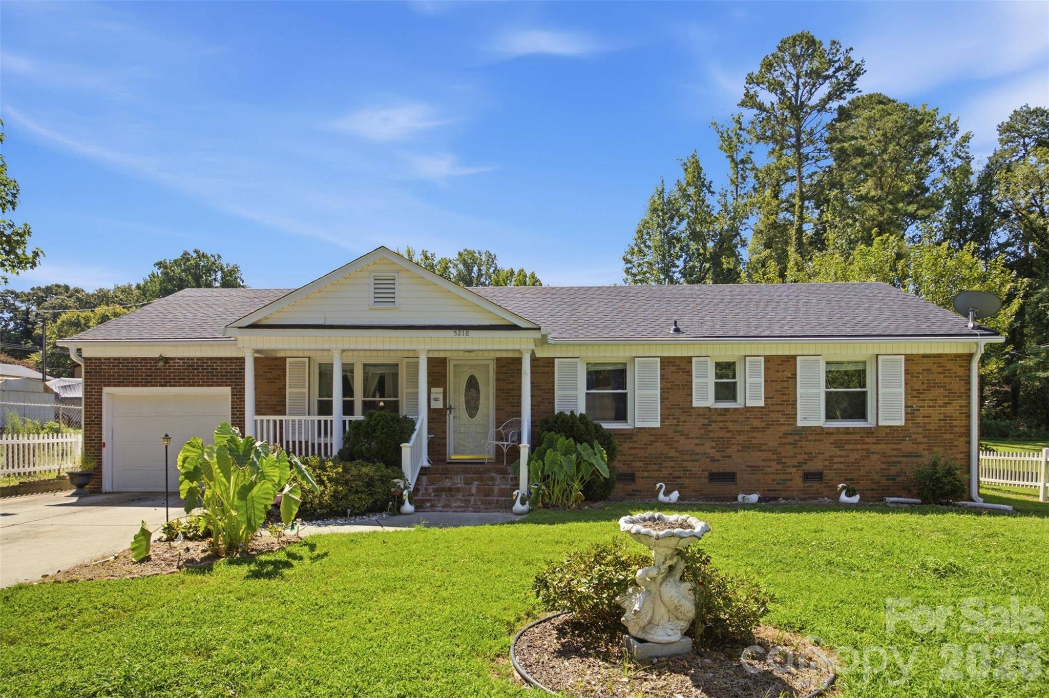 5218 Dolphin LN, Charlotte, NC 28215