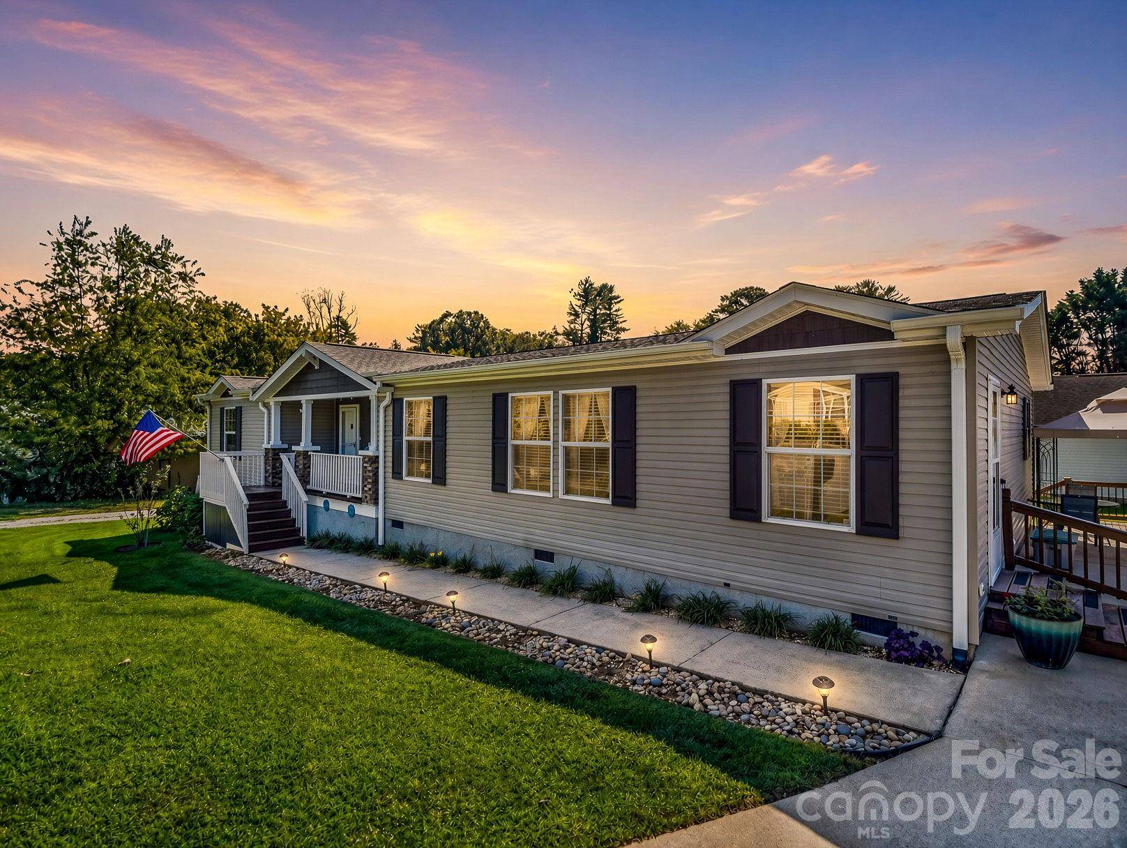 12 N Frederick LN, Hendersonville, NC 28792