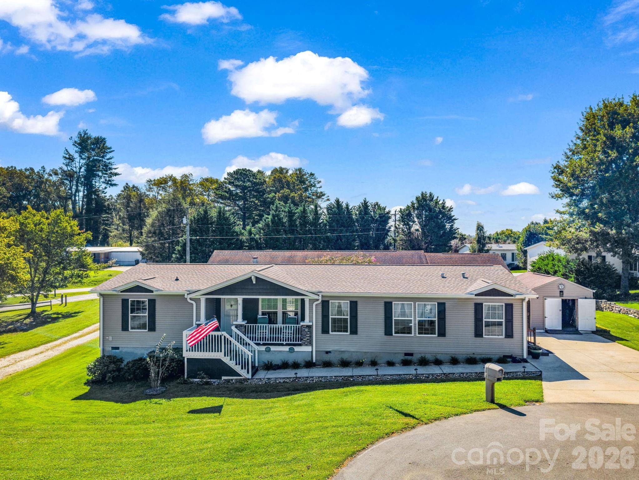 12 N Frederick LN, Hendersonville, NC 28792