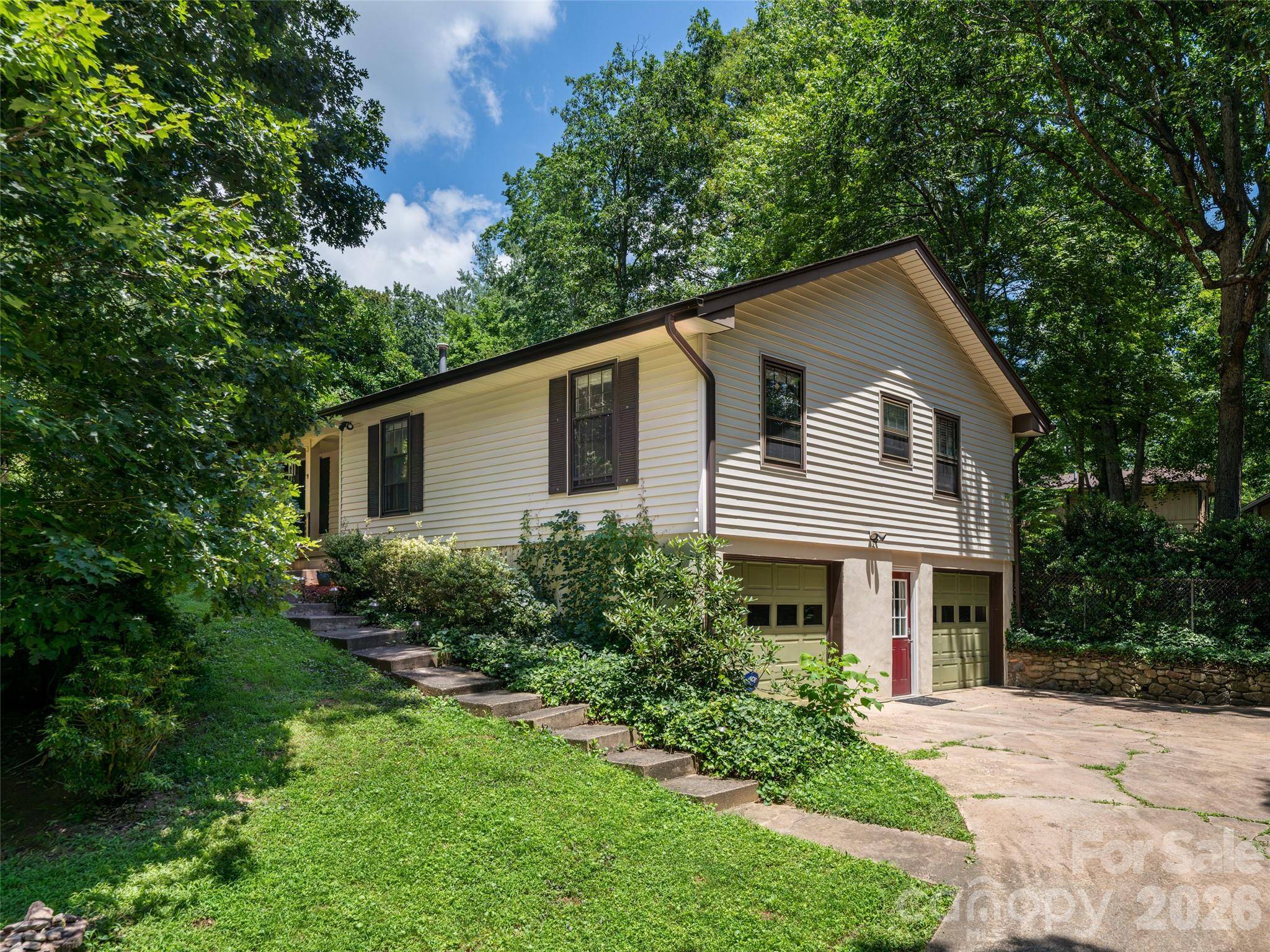 14 Forest Ridge DR, Arden, NC 28704