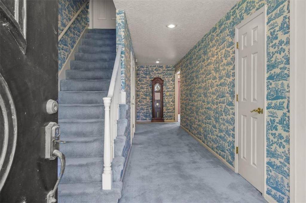 420 Golfview DR, Blue Springs, MO 64014