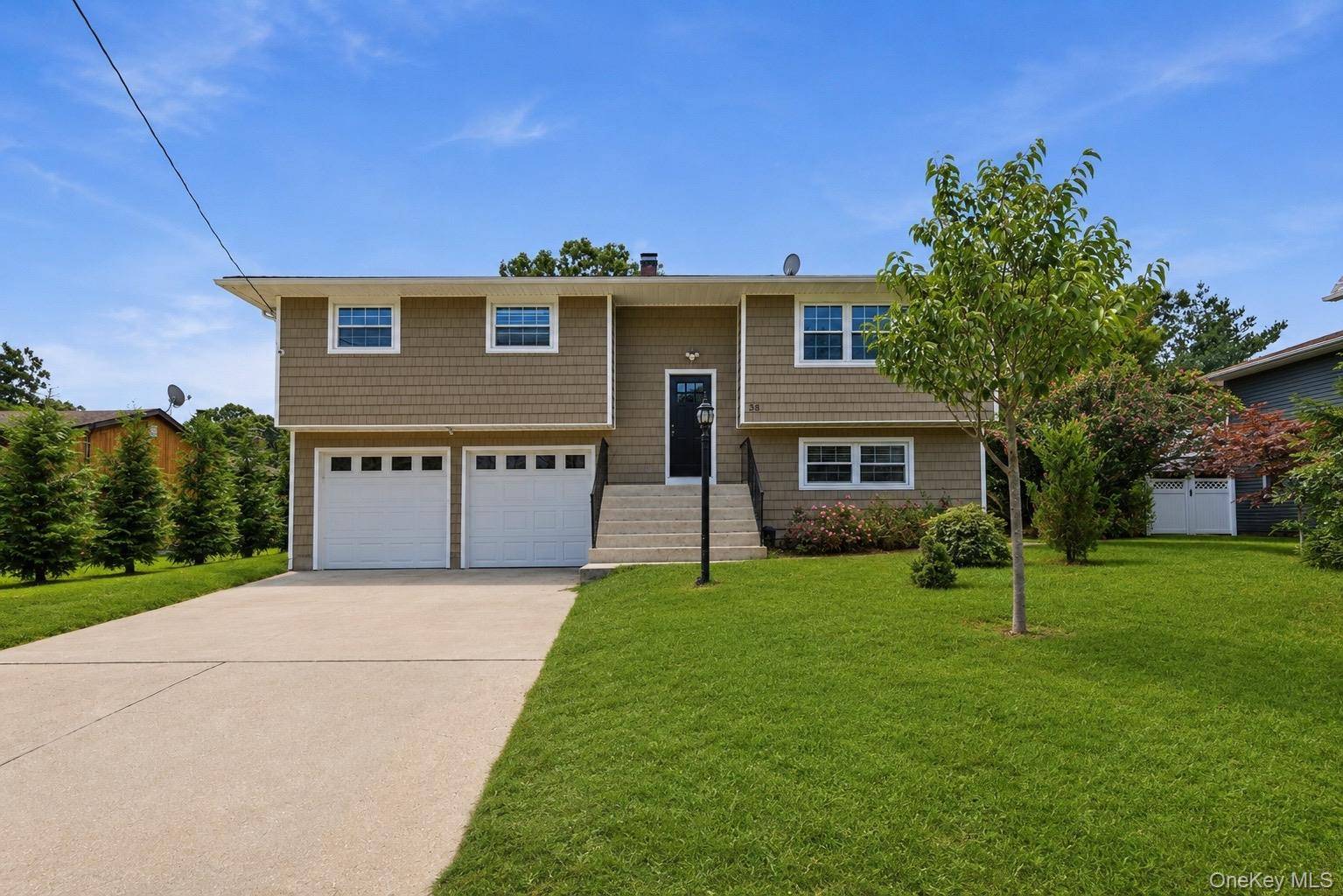 38 Golden Gate DR, Shirley, NY 11967