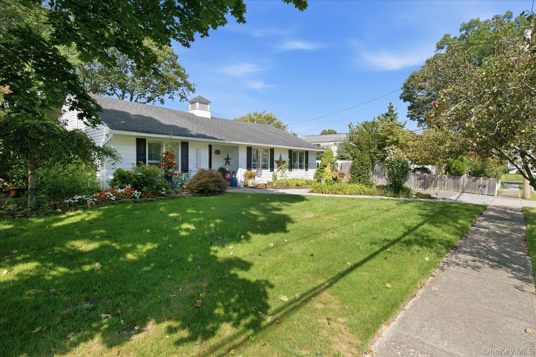 4 Fairlane DR, Selden, NY 11784