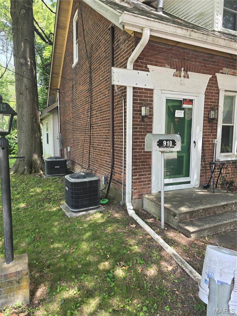 910 N 2nd ST, Belleville, IL 62226