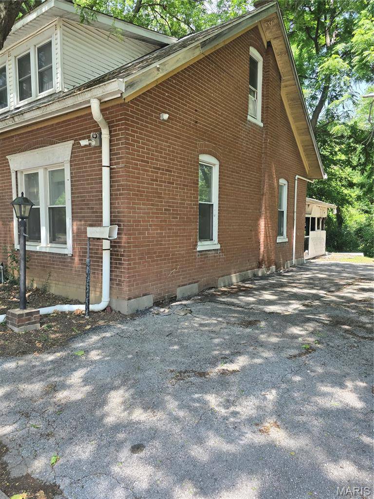910 N 2nd ST, Belleville, IL 62226