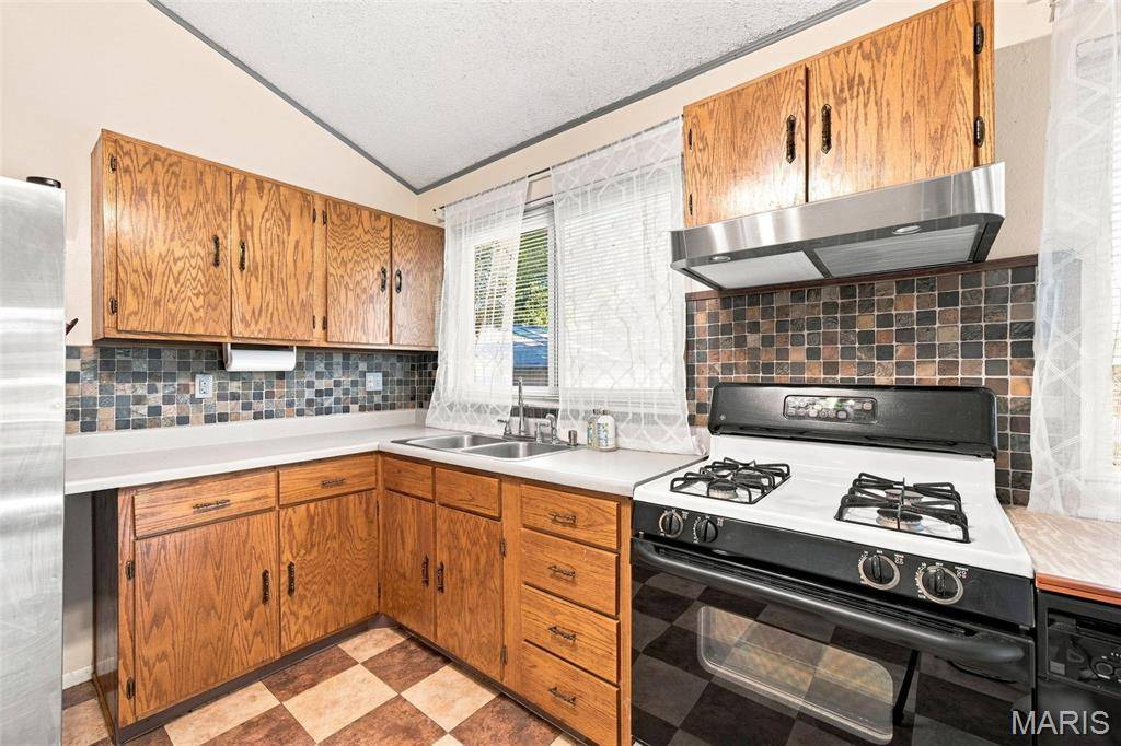 2470 Jenkee DR, Florissant, MO 63031