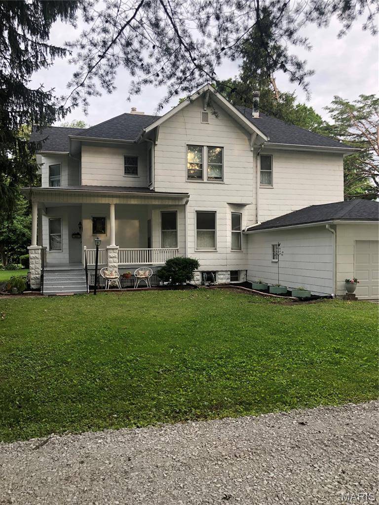 215 E Olive ST, Staunton, IL 62088