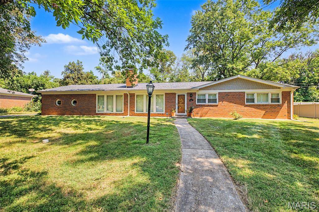 200 Tanglewood DR, Ladue, MO 63124
