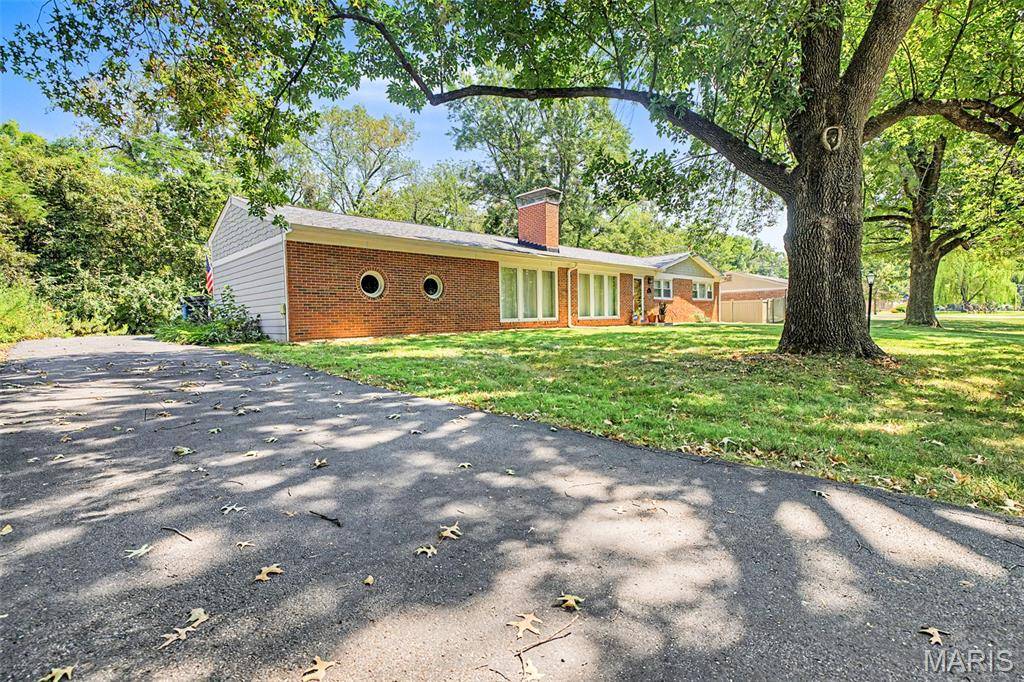 200 Tanglewood DR, Ladue, MO 63124