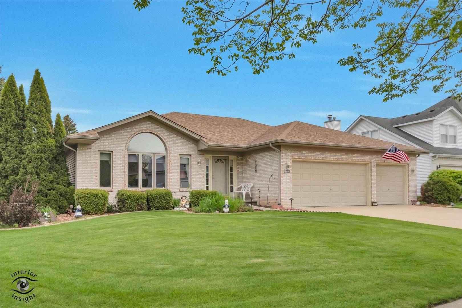 233 Goldenwood CT, Aurora, IL 60502