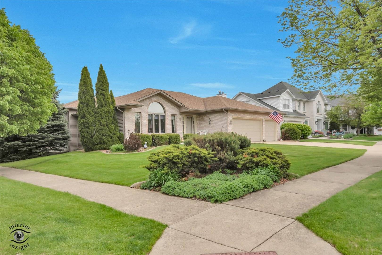 233 Goldenwood CT, Aurora, IL 60502