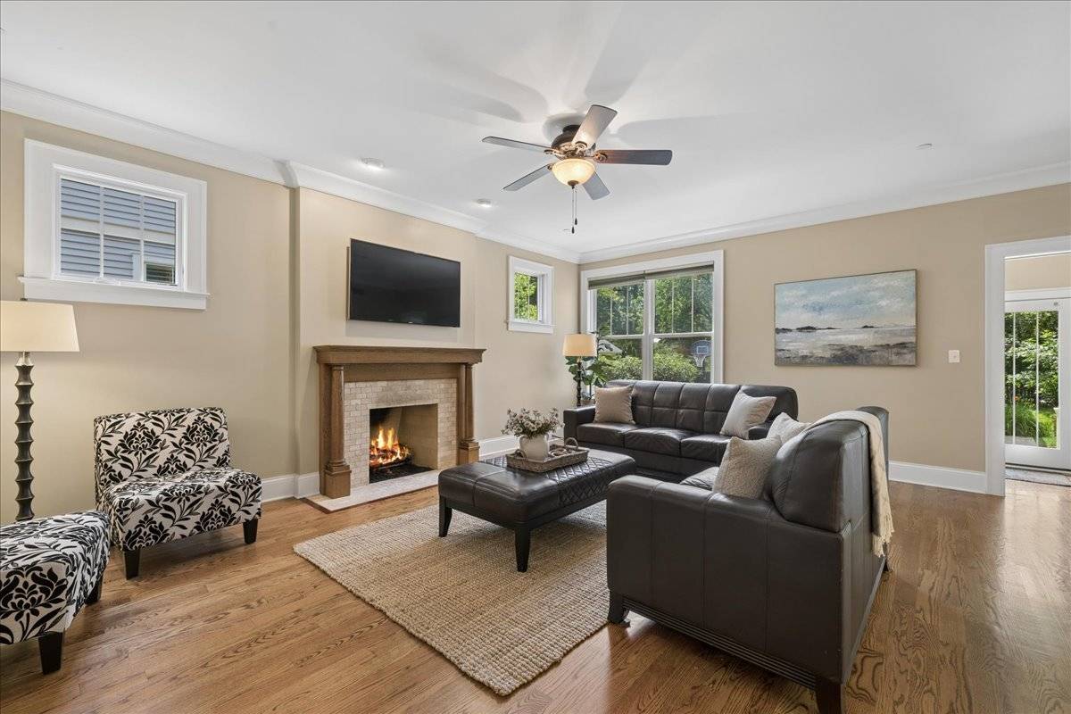 407 McKinley AVE, Libertyville, IL 60048