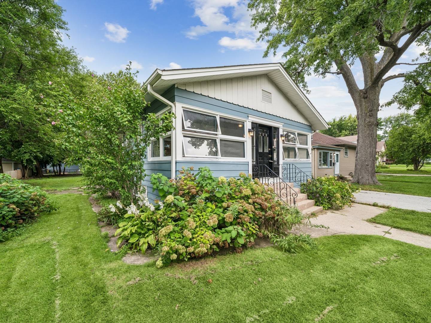 208 N Grant ST, Westmont, IL 60559