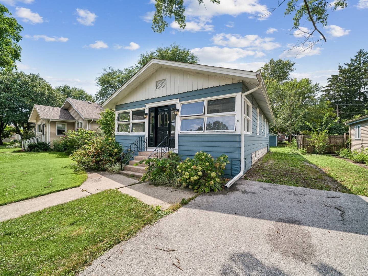 208 N Grant ST, Westmont, IL 60559