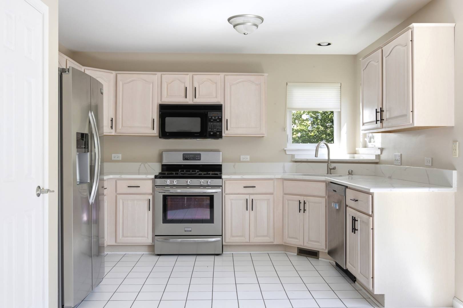 3107 Hampshire LN, Waukegan, IL 60087