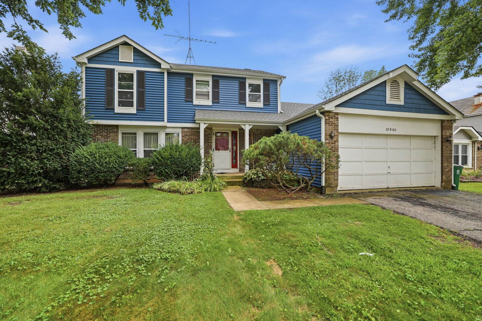 27W105 Walnut DR, Winfield, IL 60190