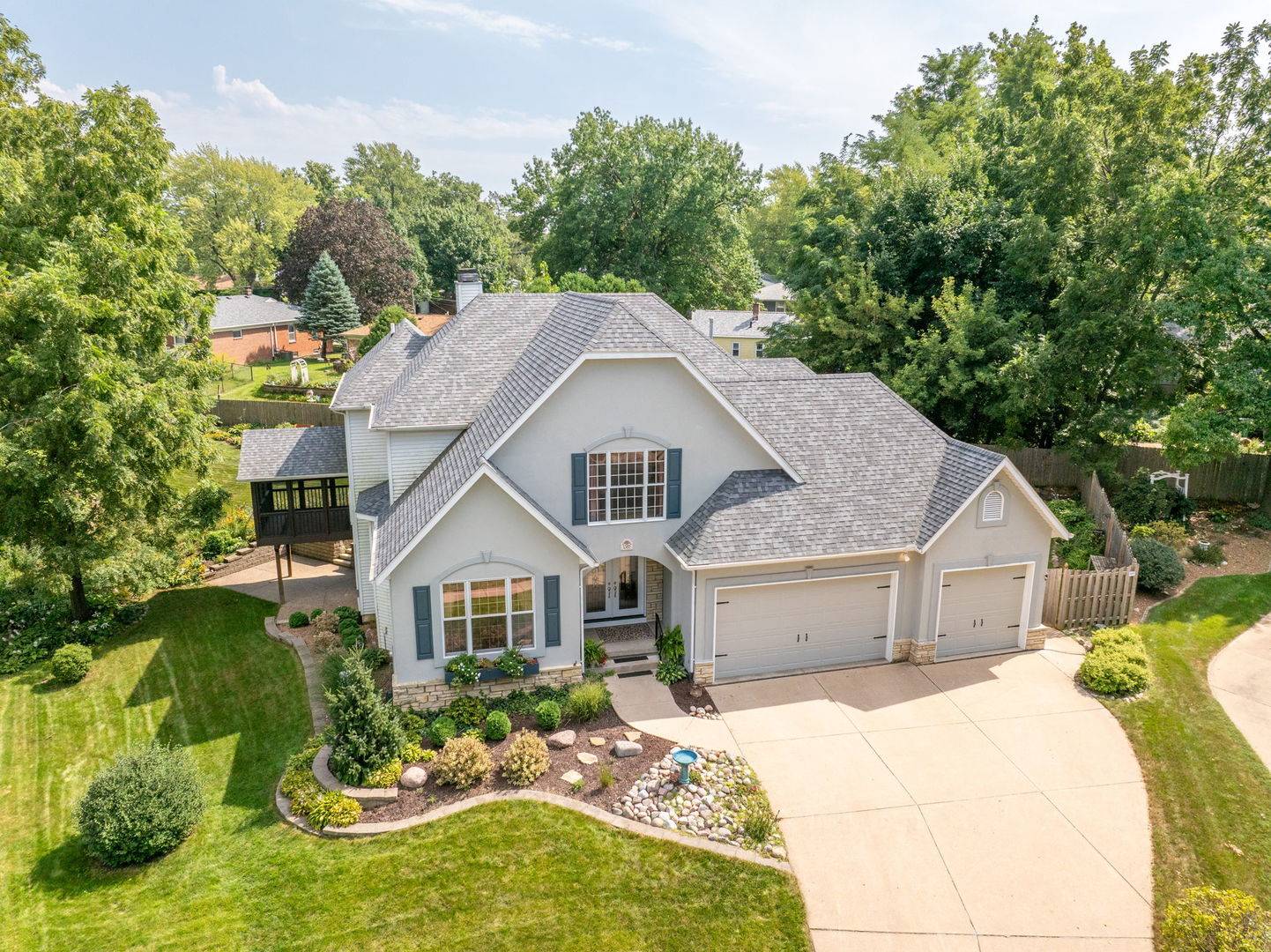 1385 Old Freeport PL, Bettendorf, IA 52722