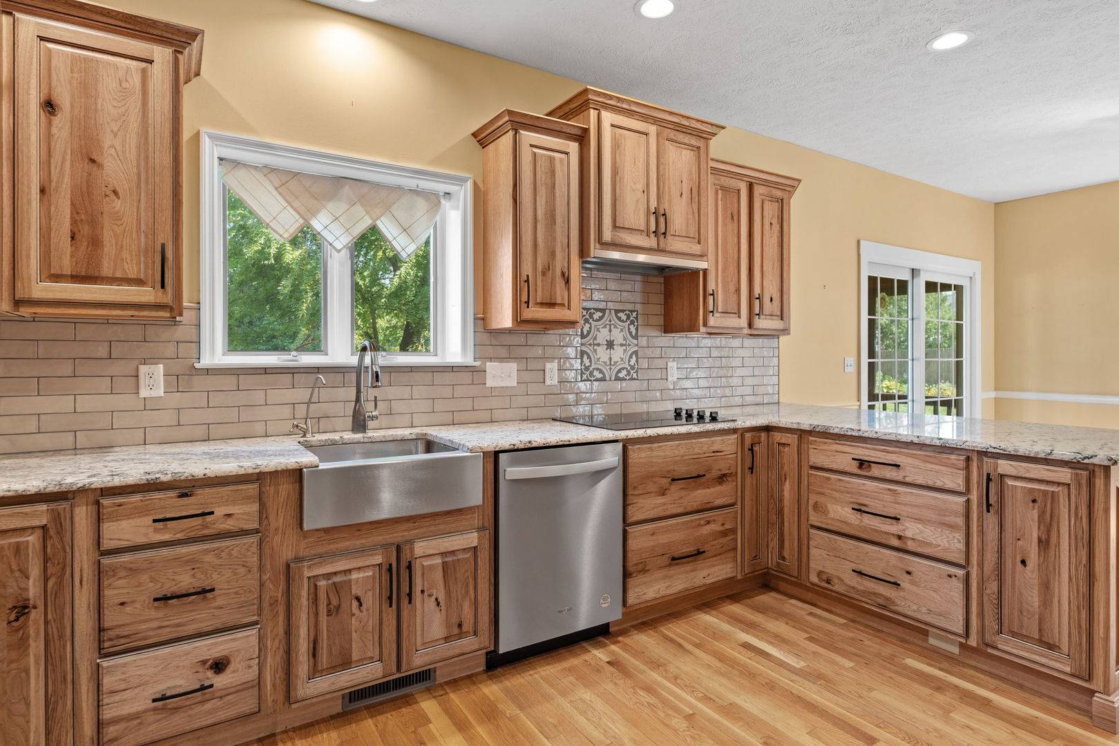 1385 Old Freeport PL, Bettendorf, IA 52722