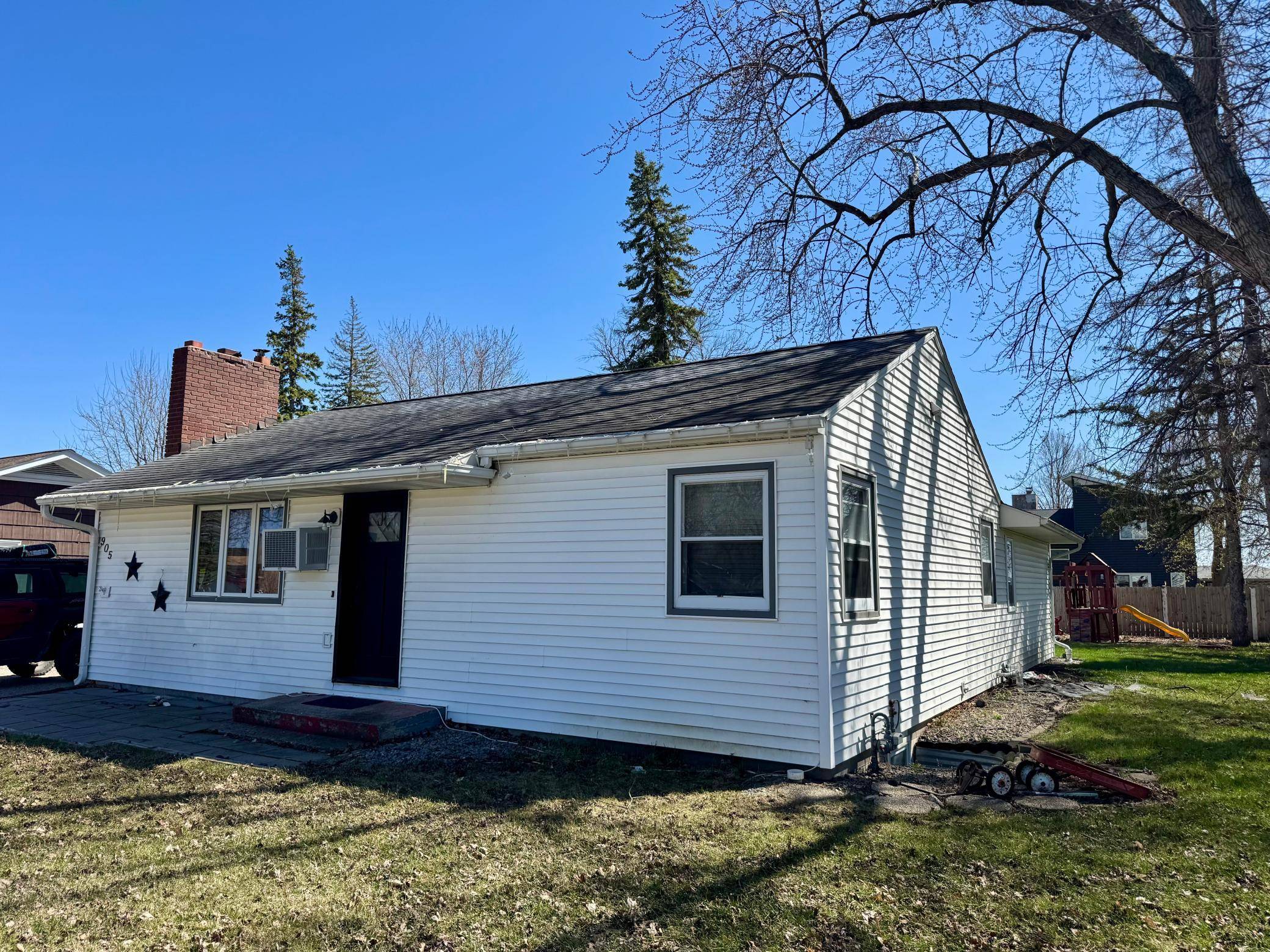 905 W Chestnut AVE, Olivia, MN 56277