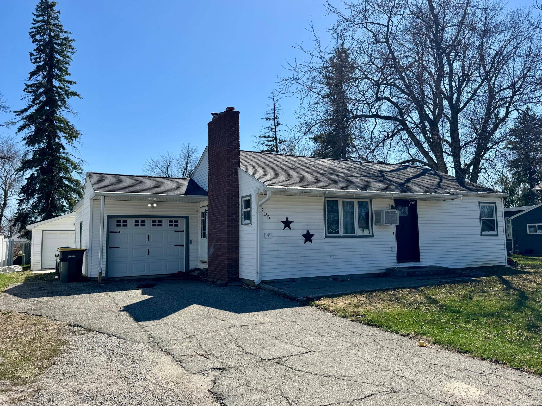 905 W Chestnut AVE, Olivia, MN 56277