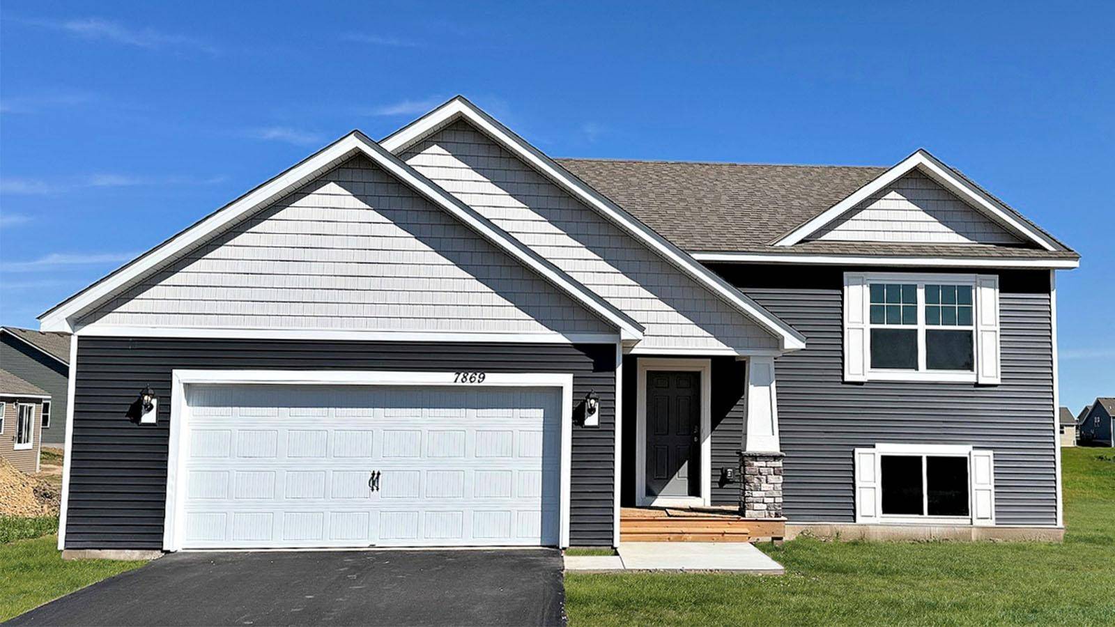 1662 Shasta DR, Shakopee, MN 55379