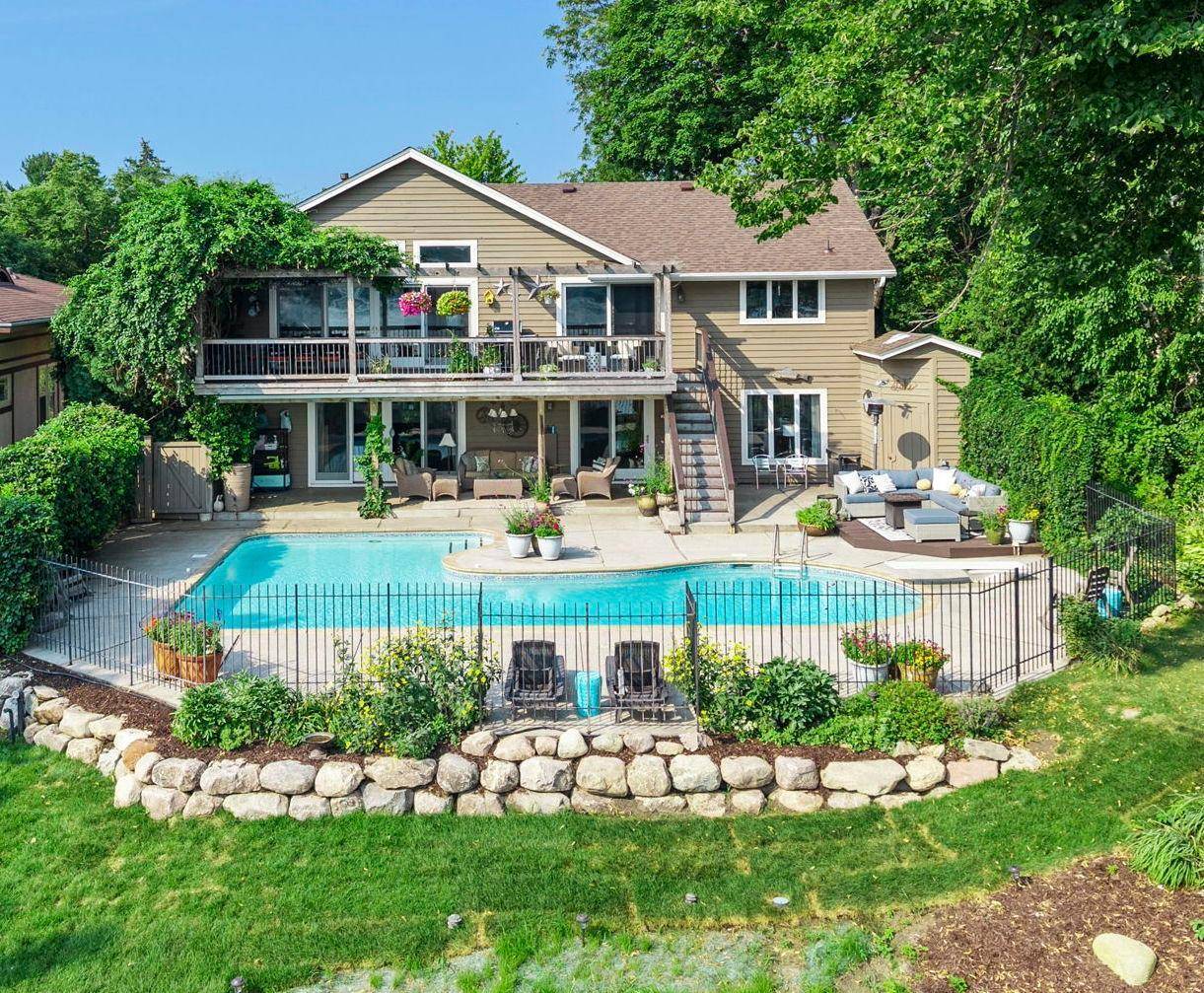 162 Peninsula RD, Medicine Lake, MN 55441