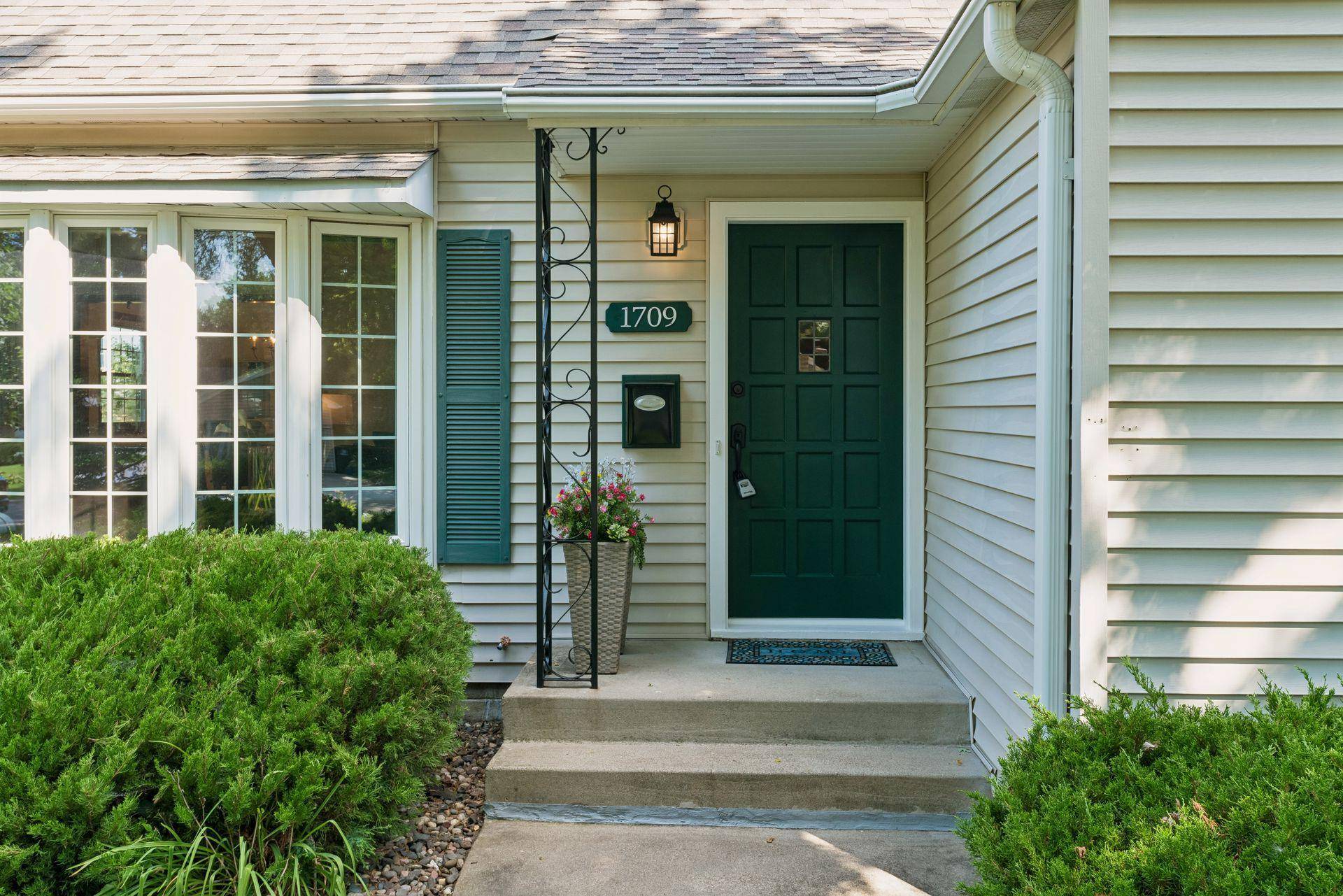 1709 Preston LN, Hopkins, MN 55343