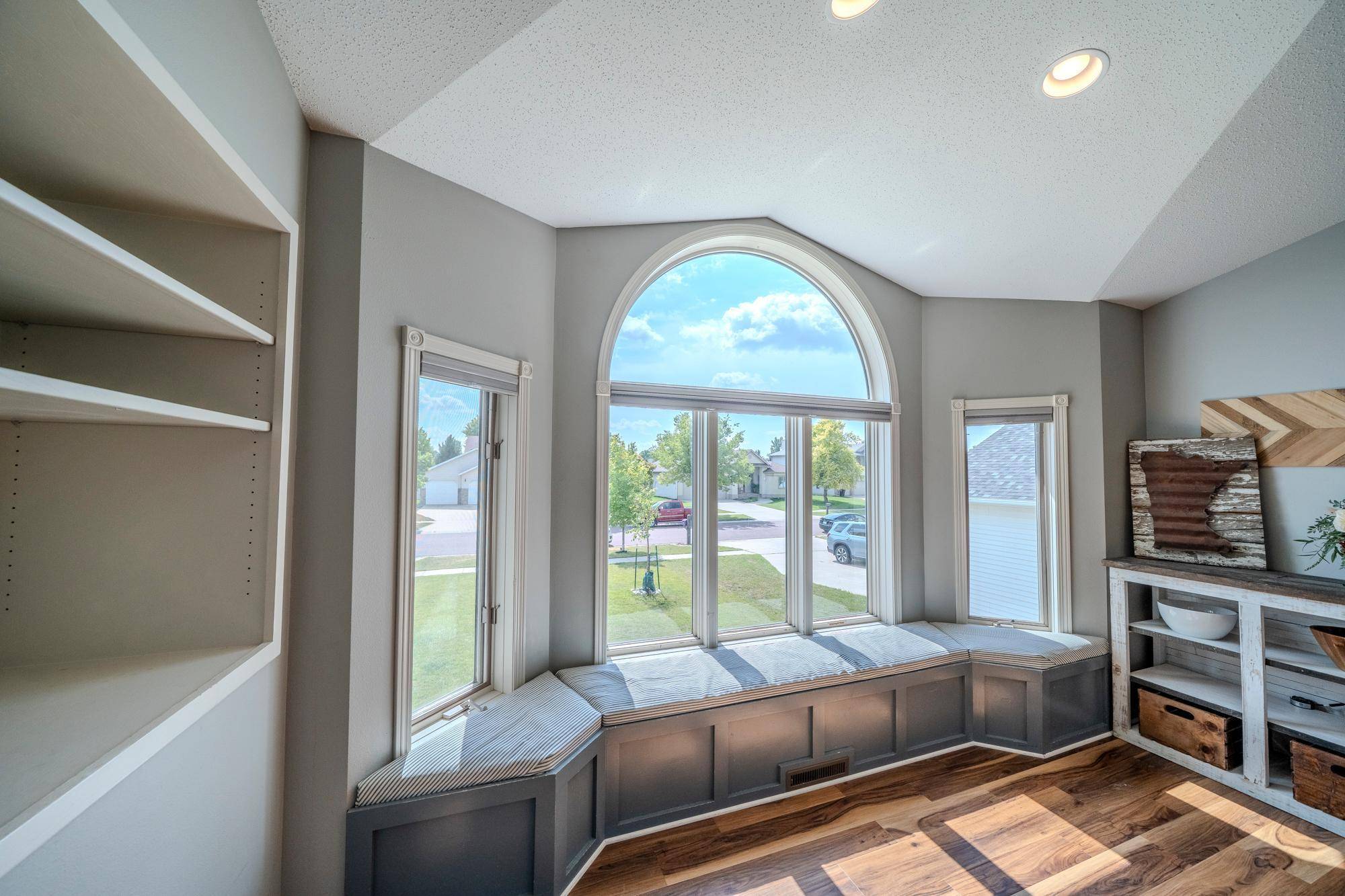 2501 PARKVIEW DR S, Fargo, ND 58103