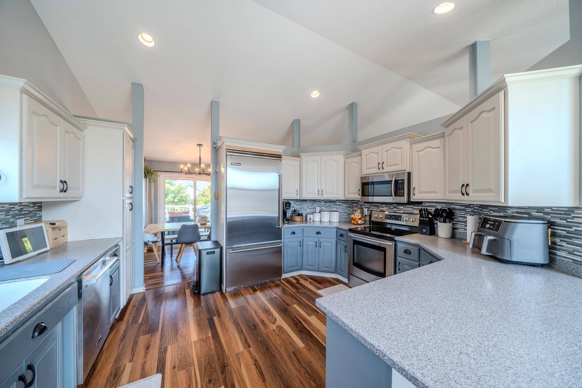2501 PARKVIEW DR S, Fargo, ND 58103