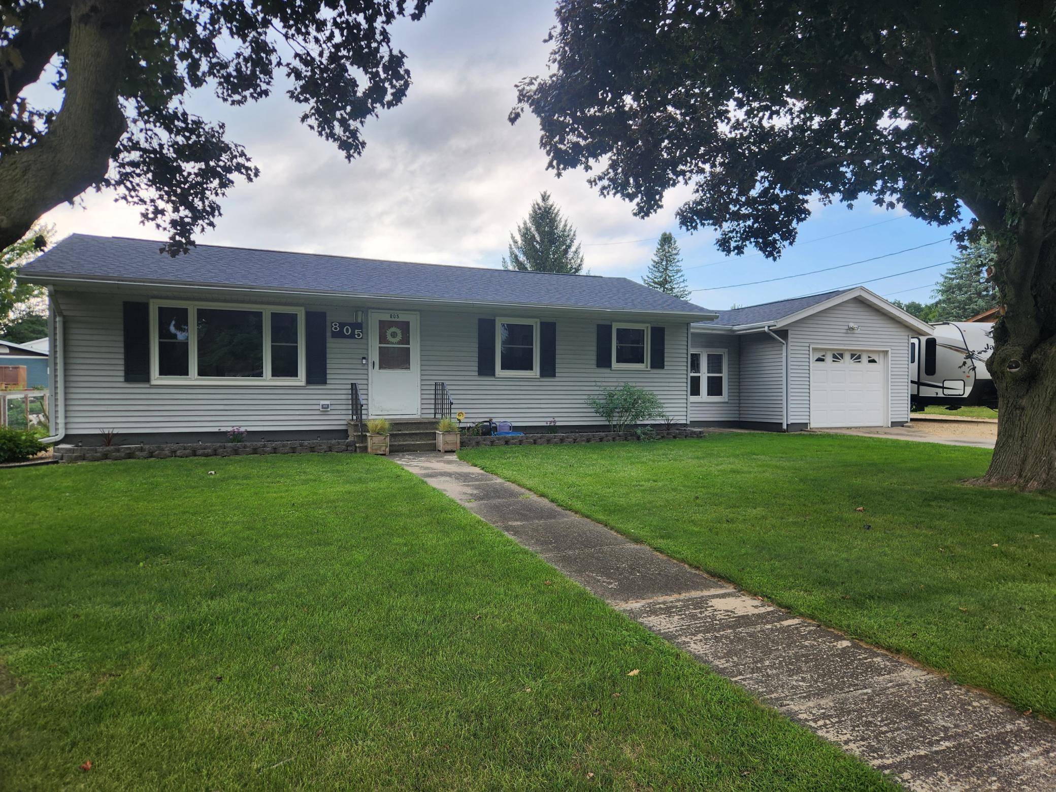 805 E County RD N, Le Roy, MN 55951