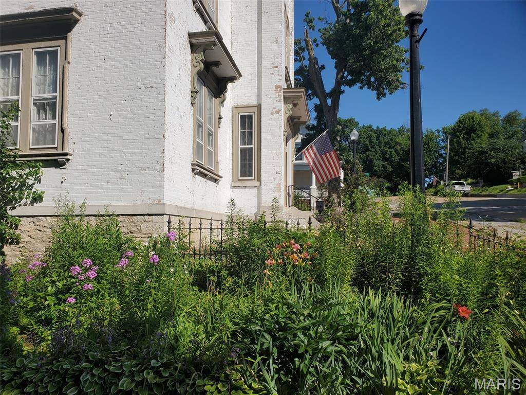 320 N Main ST, Louisiana, MO 63353
