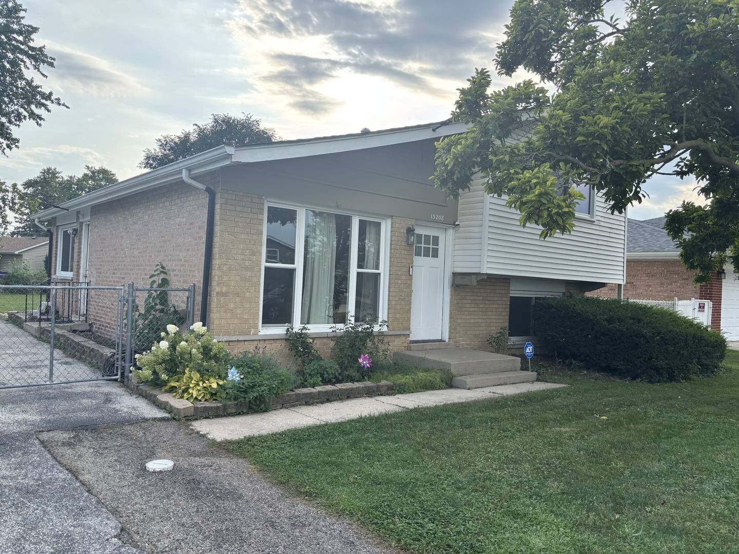 15208 LAWNDALE AVE, Midlothian, IL 60445