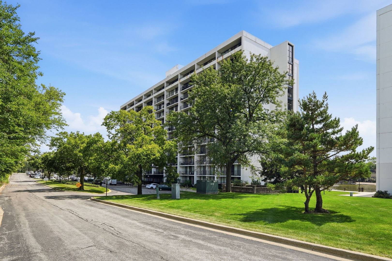 2015 S Finley RD #804, Lombard, IL 60148