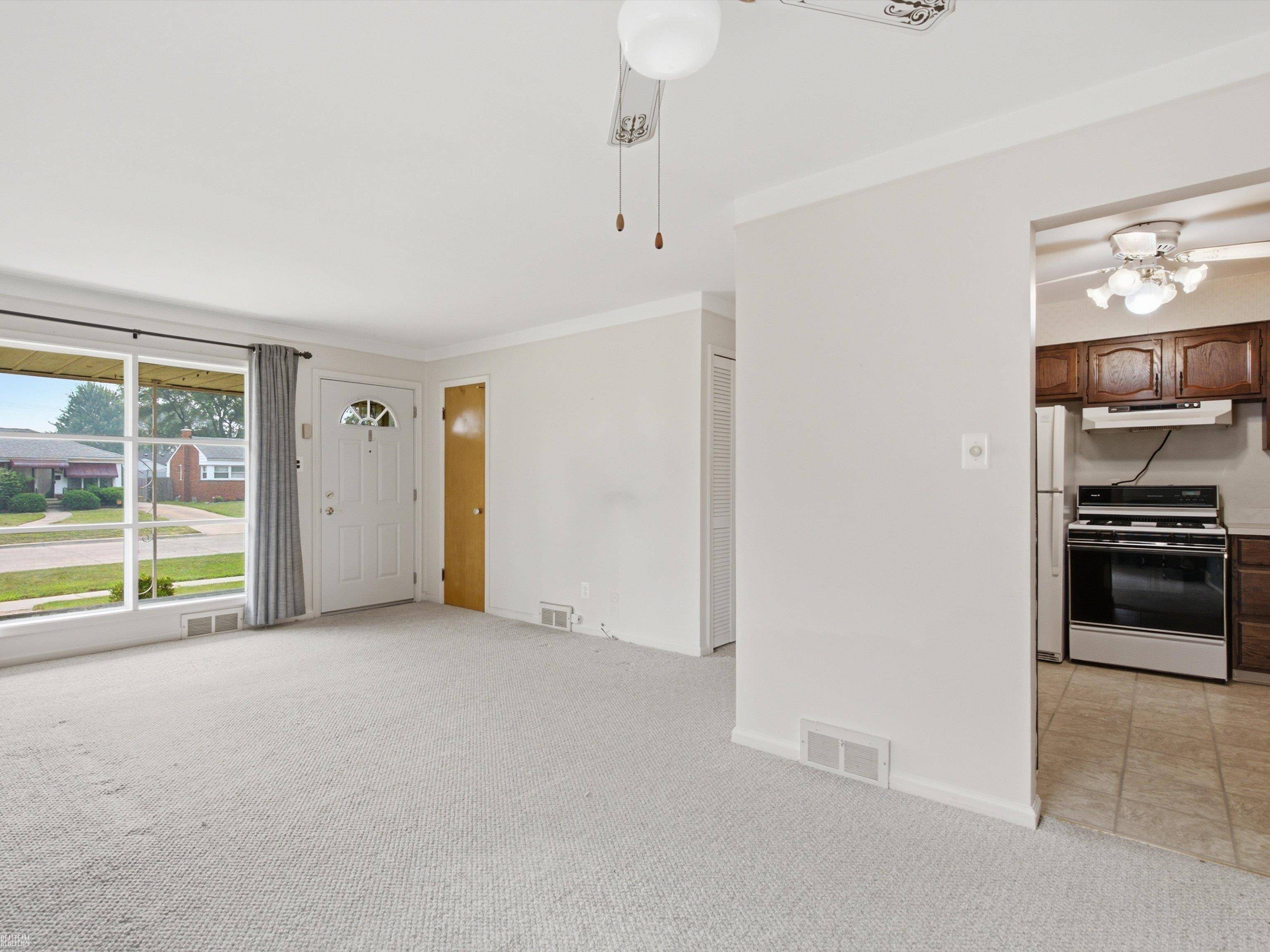 28611 Groveland ST, Roseville, MI 48066