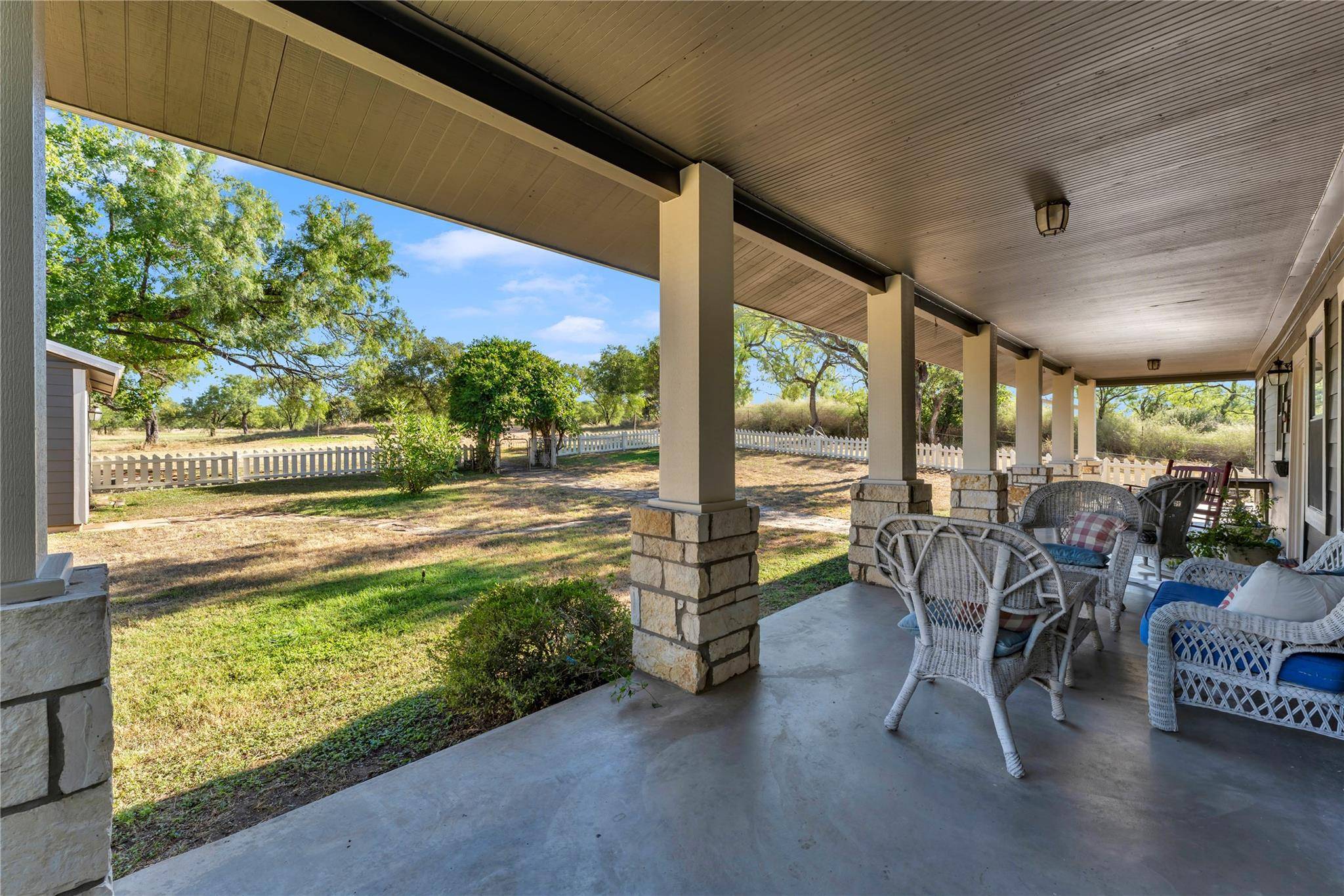 211 Riverside DR W, Llano, TX 78643