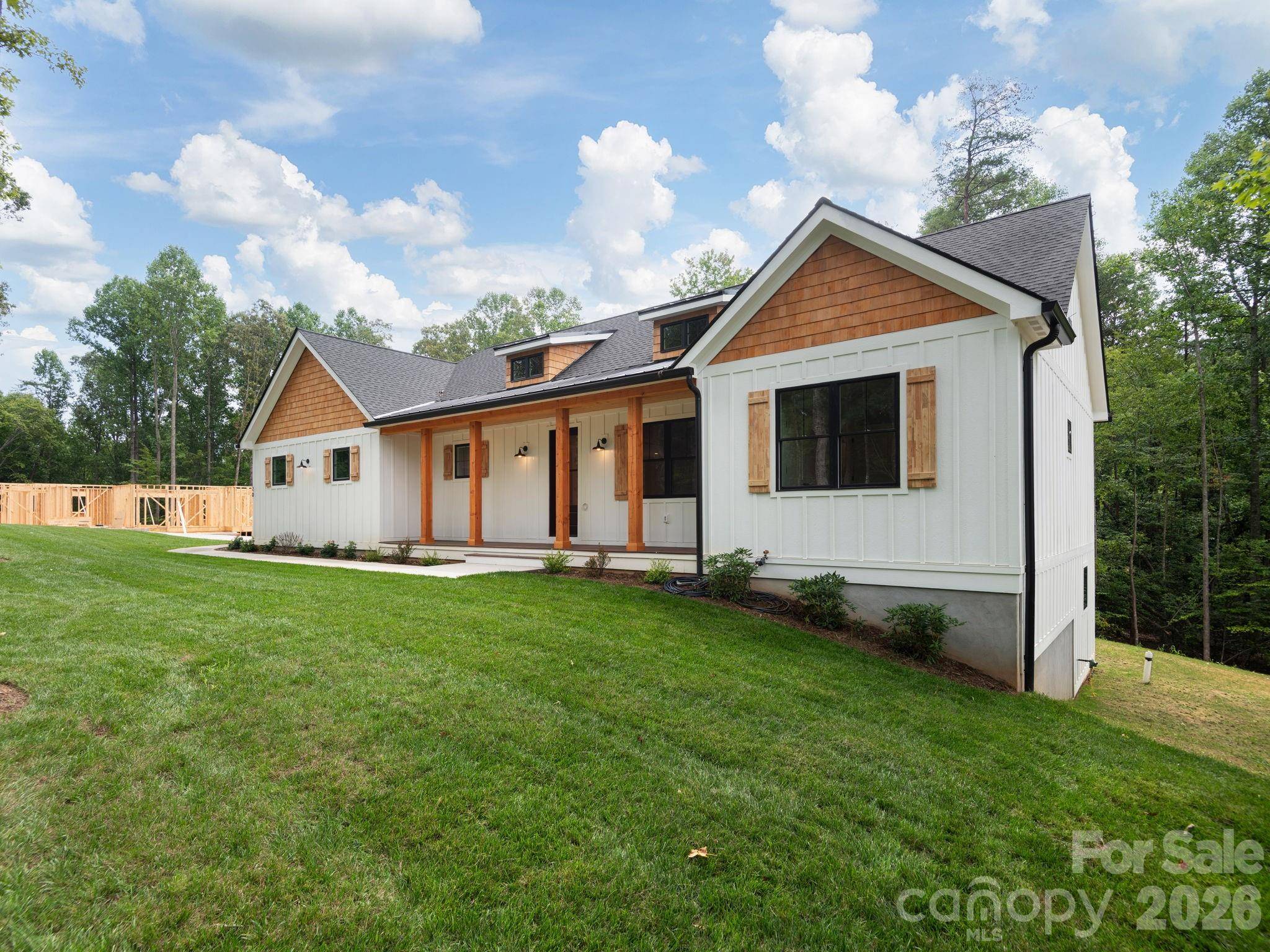 20 Nature Walk LN, Hendersonville, NC 28739