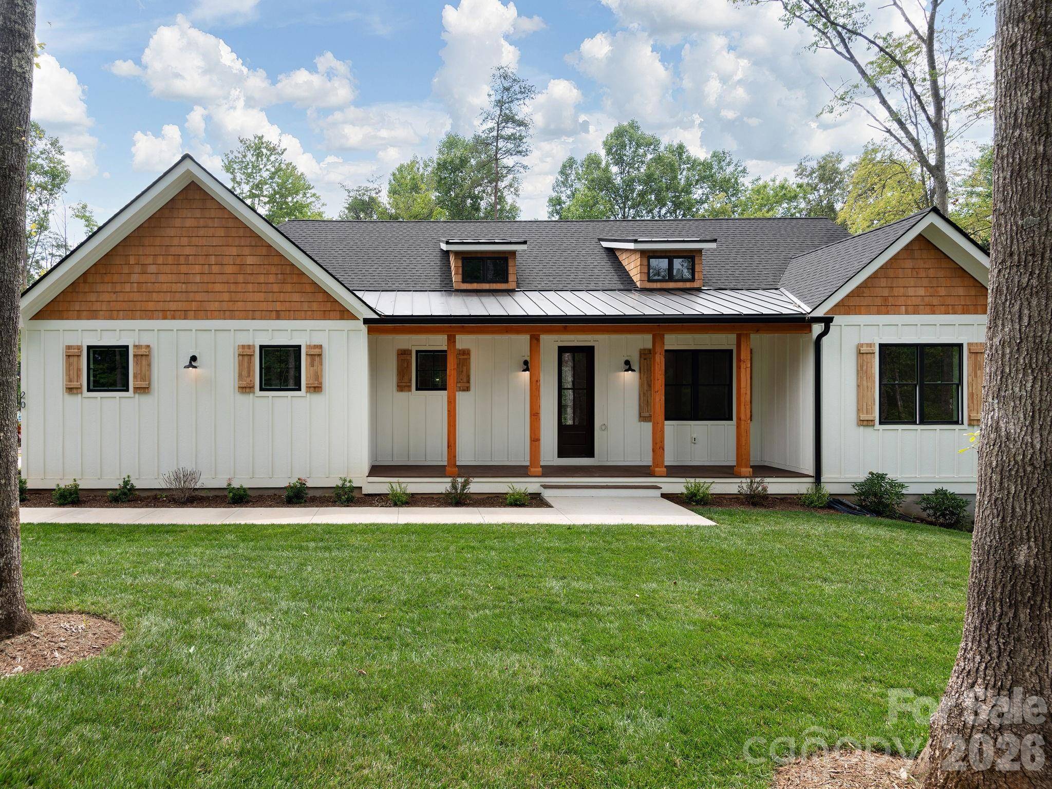 20 Nature Walk LN, Hendersonville, NC 28739