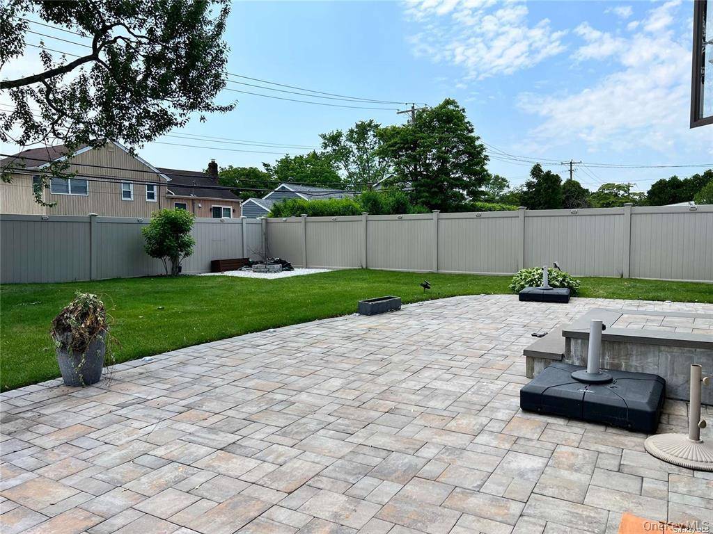 14 Hicks AVE, Syosset, NY 11791