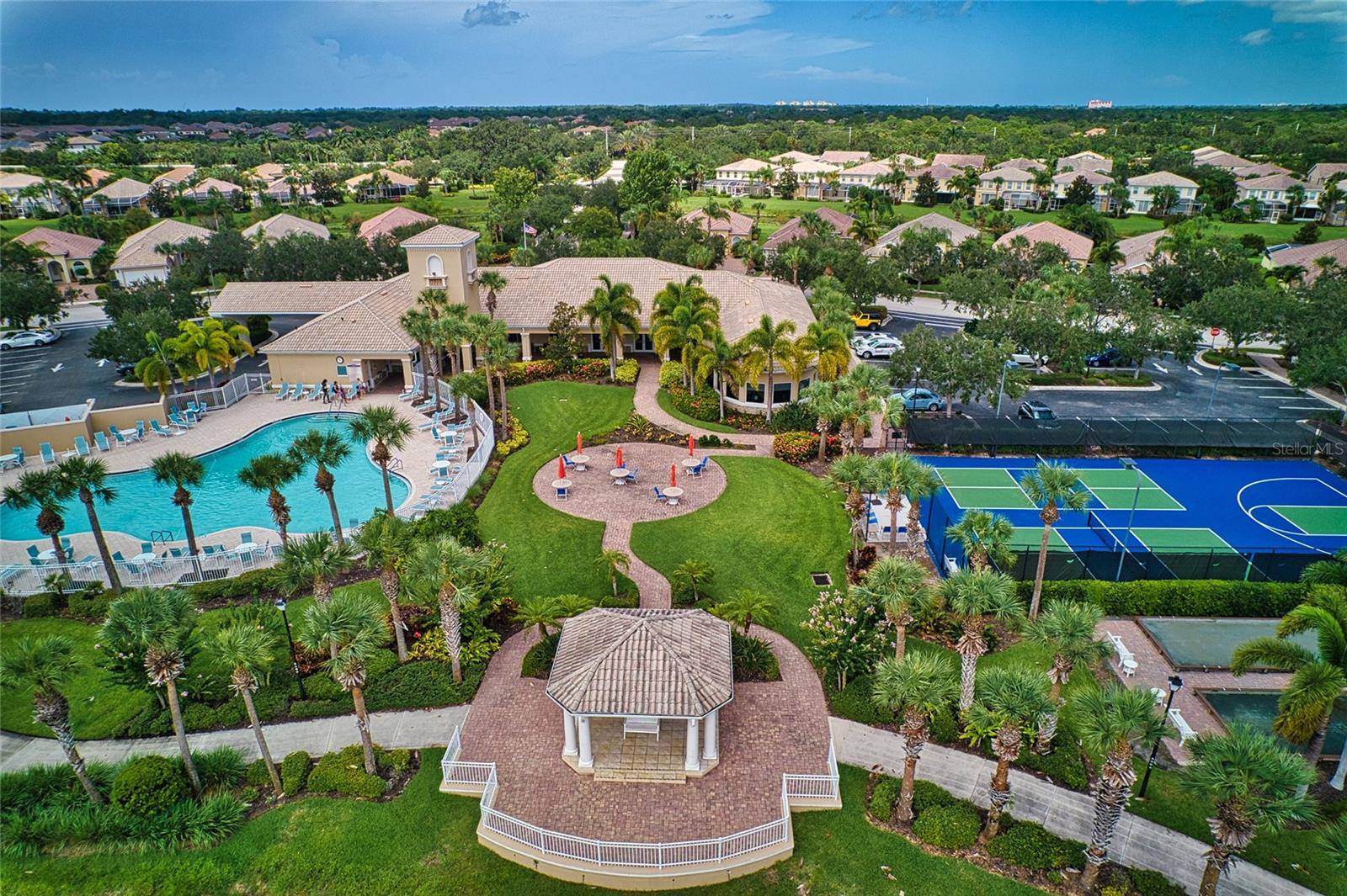 2133 BURGOS DR, Sarasota, FL 34238