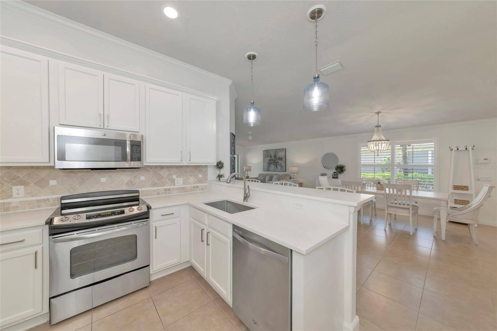 2133 BURGOS DR, Sarasota, FL 34238