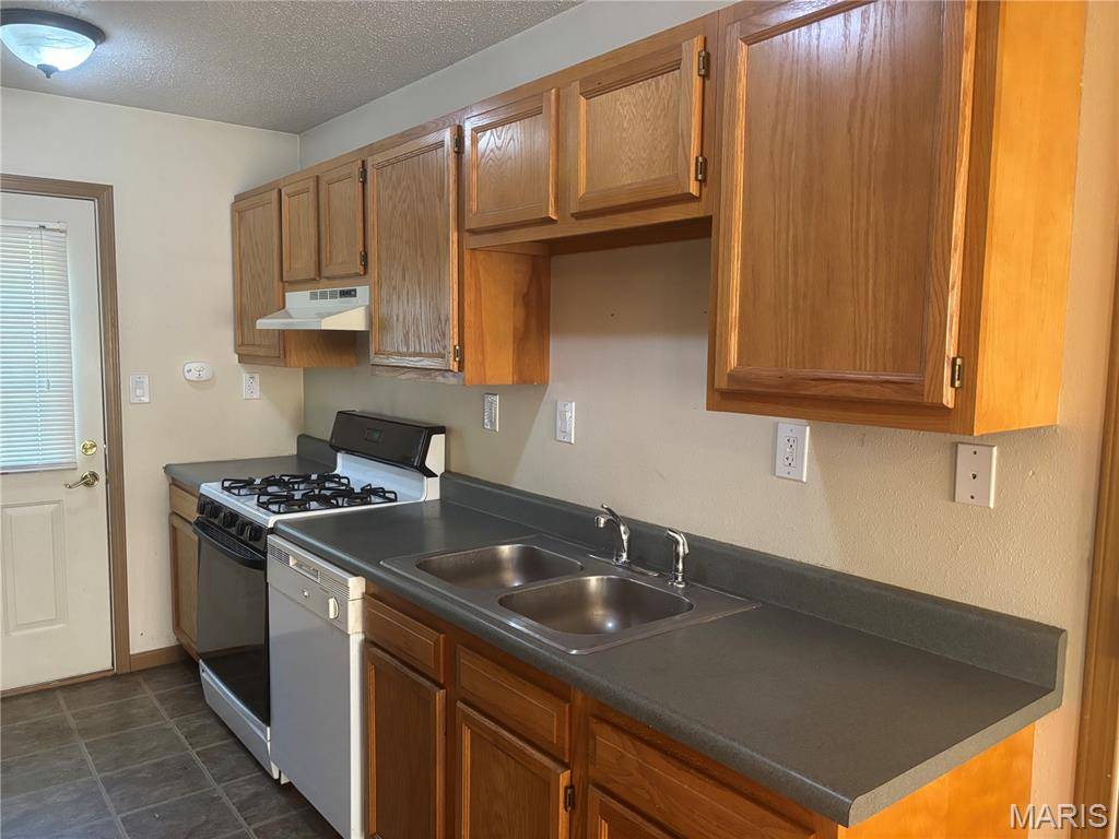 10 Clover CT, Aviston, IL 62216