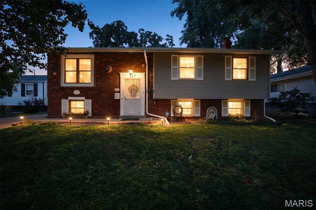 137 Huntleigh Forest DR, Kirkwood, MO 63122