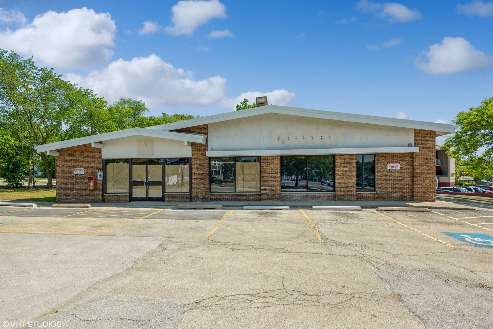301 N Cass AVE, Westmont, IL 60559